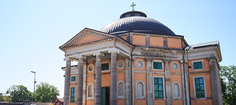 Veja a arquitetura barroca histórica da Igreja da Trindade.